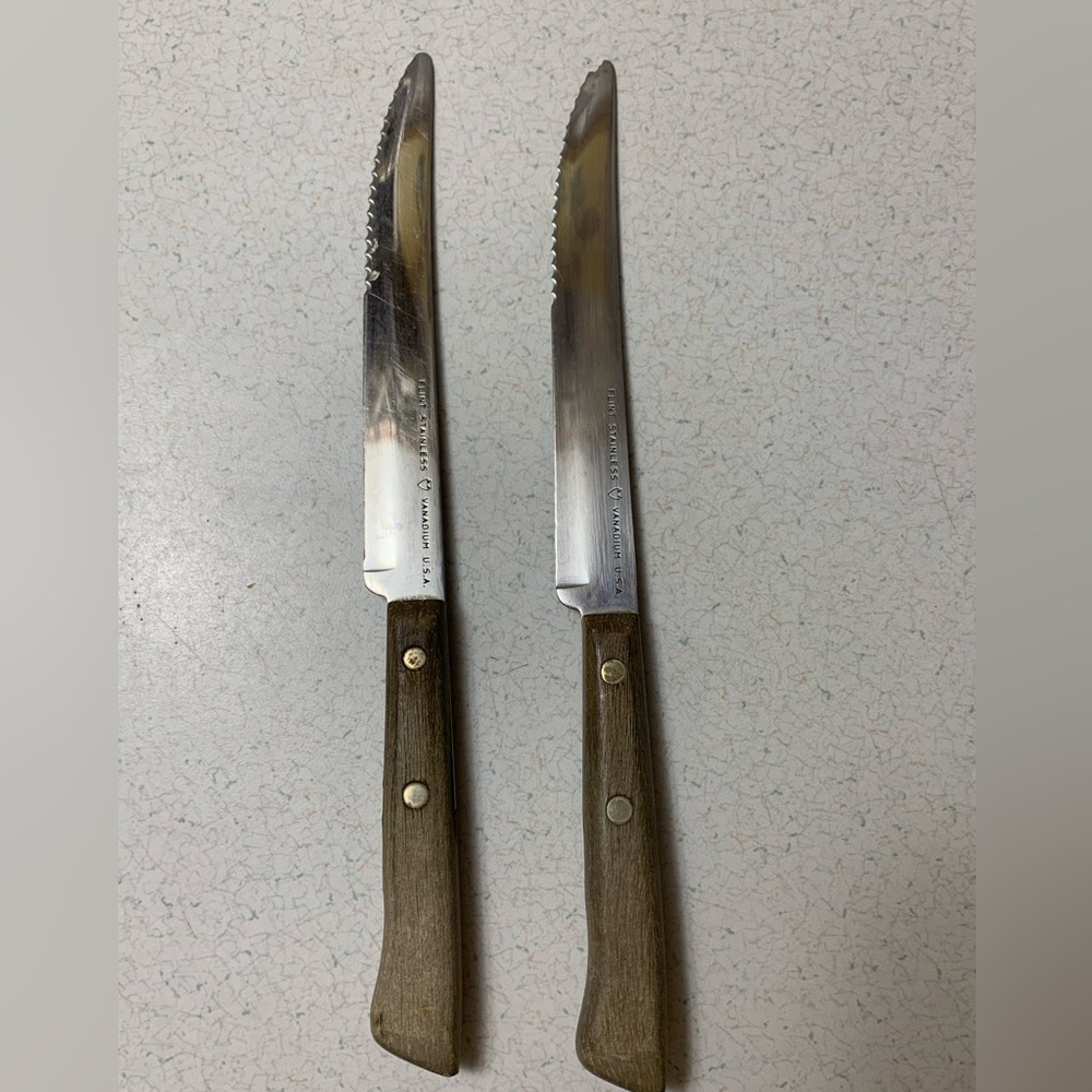 Vintage 2 EKCO Flint Vanadium Stainless Steel Arrowhead Steak Knife USA